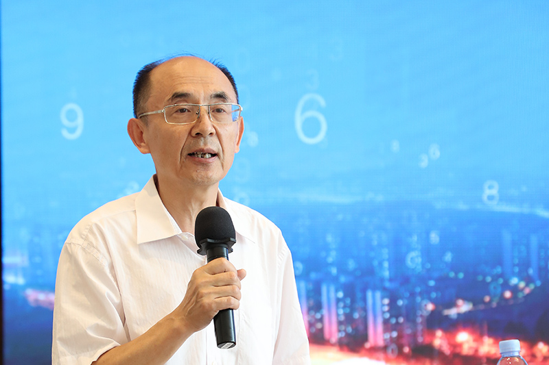 “老交通”智庫副主任、原交通運輸部總工程師周偉主持沙龍.jpg